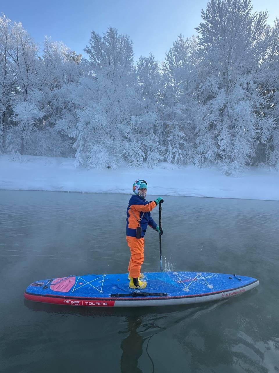 Фото Новосибирцы устроили массовый заплыв на сапах в мороз –26 градусов: 20 леденящих кадров 6
